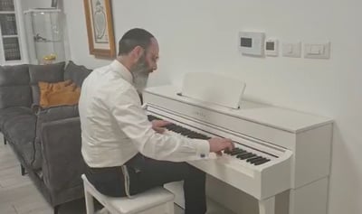 משה דוויק נדבק בקורונה; הקלידן הקדיש לו שיר • צפו