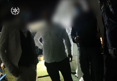 בתוך אוהל, במושב: חתונה בניגוד להנחיות