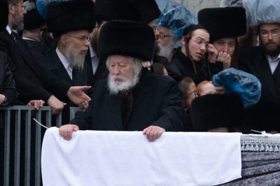 התרגשות בחצה"ק גור: הרבי יצא ל30 שניות