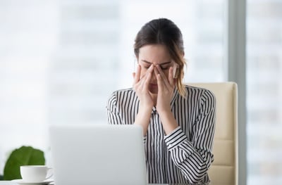 סובלים משחיקה? בואו לגלות מה הגורם לה ואיך לטפל