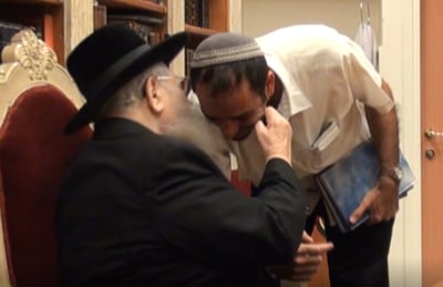 הנשיקה של מרן לגיבור שחיסל את המחבל