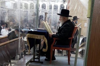 כך הגאון רבי יצחק זילברשטיין קרא את המגילה