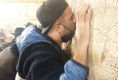 הזמר מאור אדרי התפלל בכותל וביקר בית הרב ארוש