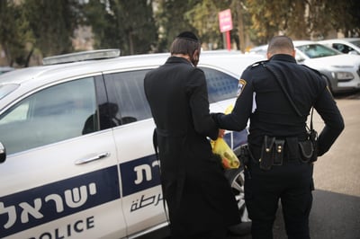 העצורים מחוץ לבית המשפט, היום