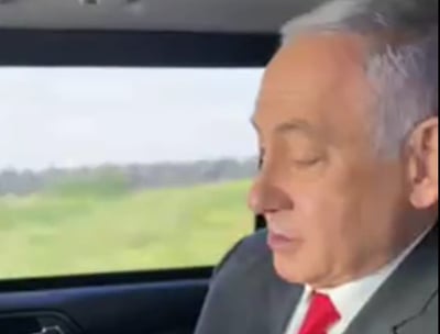 נתניהו עם הנייד הטיפש
