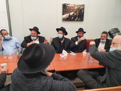 האסיפה, אמש