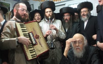 אברום בורשטיין מנגן לפני הגרי"ש אלישיב זצ"ל