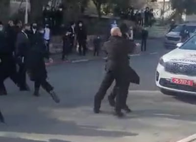 הקצין מטיח את ראשו של החרדי