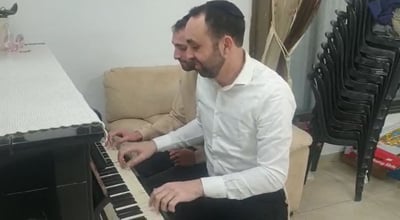 כשאבי דרור ואחיו ניגנו על הפסנתר את שירי החג