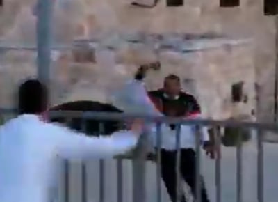 בעיר העתיקה: ערבי שלף גרזן על הבחורים
