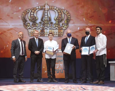 הזוכה עם ראש הממשלה