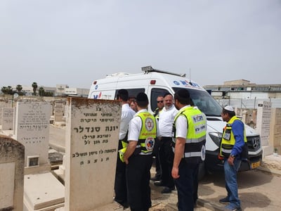 המתנדבים ליד הקבר