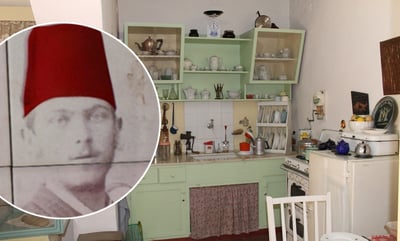 הגרמ"מ אפשטיין על רקע חדר במוזיאון 'החאן' בחדרה