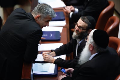 לפיד משוחח עם גפני ופרוש, 2013