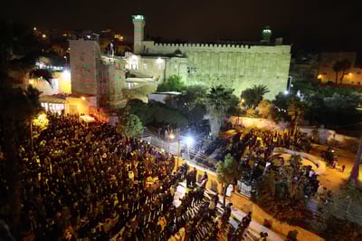 פלסטינים מתפללים ליד מערת המכפלה
