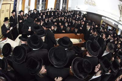 המונים בהלוויית הרבי הישיש מספינקא זצ"ל