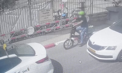 האב על האופניים, התינוק בארגז