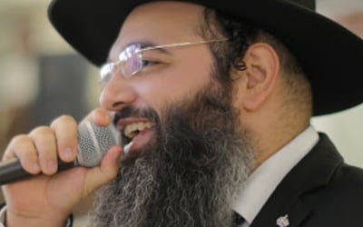 יוחאי כהן מבצע את הפיוט: אשיר לכבוד חברים