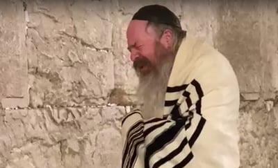 המקובל ערך יחף תפילה באישון ליל בכותל