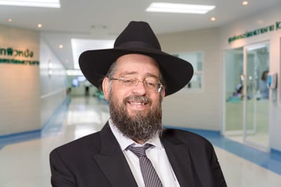 למרות המעמד שלו, הגדלות שלו בתורה ובחסד, הוא אף פעם לא שכח להסתכל מסביב