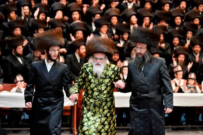 האדמו"ר מויז'ניץ בריקוד עם חתנו ונכדו החתן