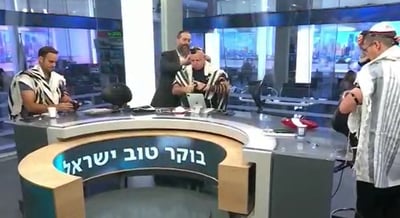 המגישים וחברי הפאנל הניחו תפילין בשידור