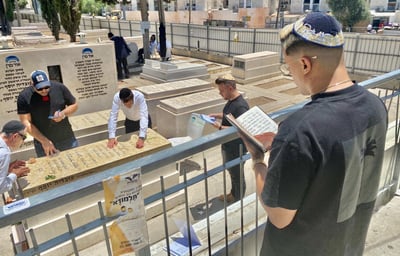 'סטטיק' התפלל בציון מרן הרב עובדיה יוסף זצ"ל