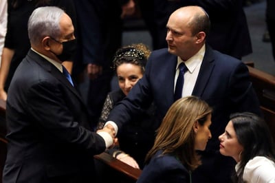 נתניהו ובנט לוחצים ידיים במליאה