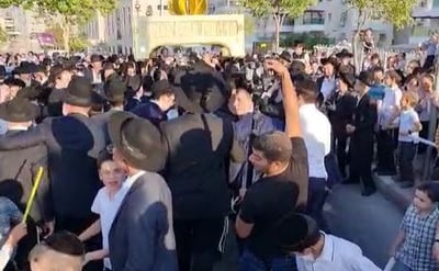 ספר התורה בדרך לבית הכנסת