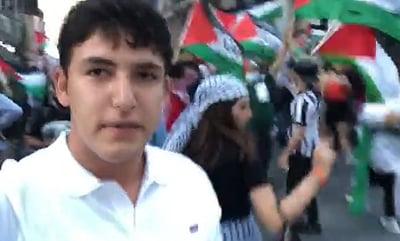 חרדי נקלע להפגנת זעם פרו-פלסטינית - וחולץ בידי שוטרים