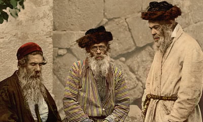 מימין לשמאל: שני אשכנזים בלבוש חסידי ותלמיד חכם ספרדי. צולם בירושלים בשנת תר"ן (1890)