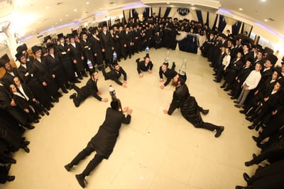 הבחורים בריקוד לכבוד החתן