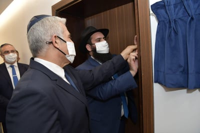 חניכת השגרירות באמירויות - בקביעת מזוזה