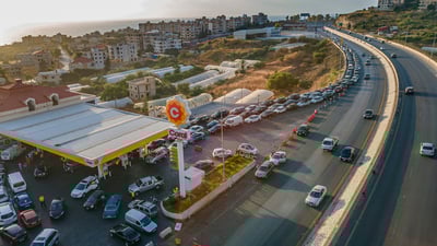 תושבים בלבנון בתור לתחנת דלק