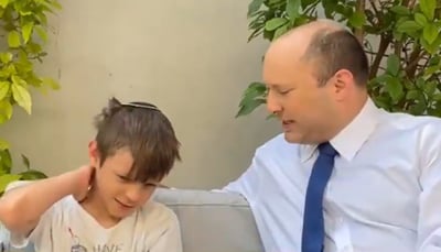 כשהבן של בנט מנפנף את היד של אביו בסרטון הסברה