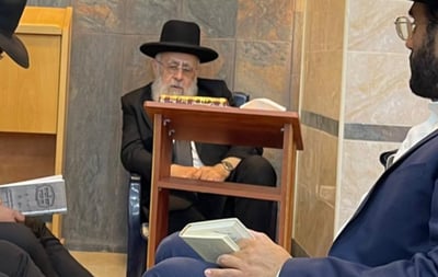 הראשל"צ הגר"י יוסף באמירת הקינות. צפו