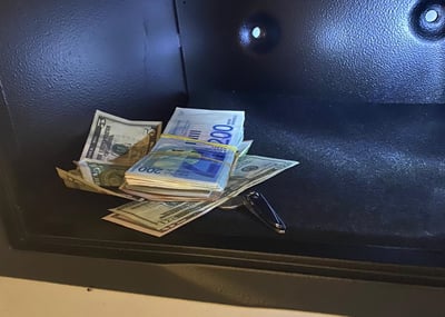 חשוד בפריצה לדירות באשקלון נלכד. מה מצאו בחדרו?