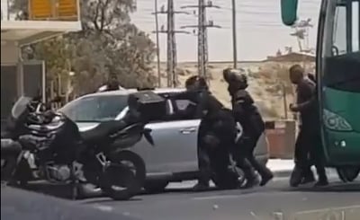 עבריין תנועה נמלט מהשוטרים שירו לעברו