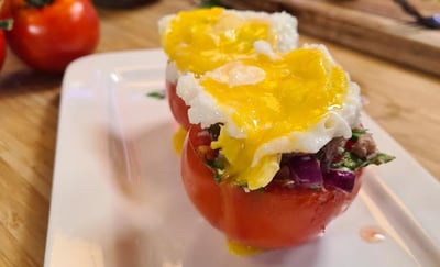 גם מרשים וגם דיאטטי: עגבניות ממולאות בסלט טונה וחלמון ביצה