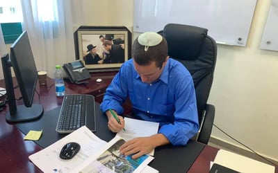 מדוע הציב המנכ"ל את תמונתו של הגראי"ל