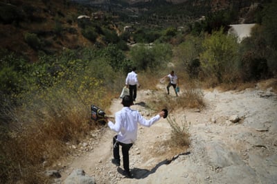 בין הזמנים: בחורי ישיבה בדרך לליפתא