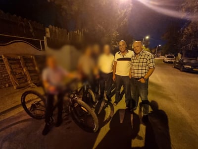 האחים עם האופניים