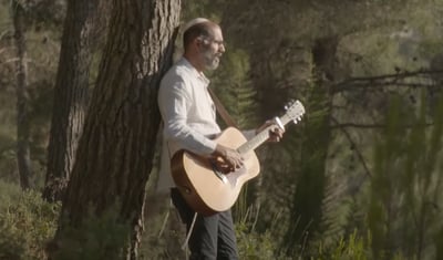יוני גנוט מחדש את הניגון של רבו: "באמת"