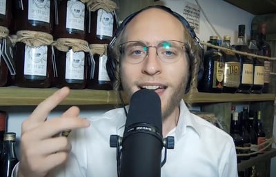מוטי וייס מודה על השנה בסינגל קליפ חדש