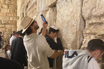השחקן עומר חזן ביקש סליחות בכותל; צפו