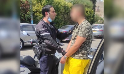 גנב כסף מרכב חונה ונהג ללא רישיון - ונעצר