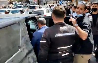 משה ליאון נכנס לרכבו