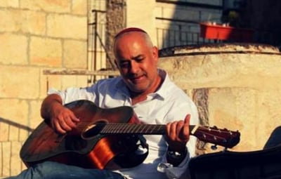 אלי דויטש מרגש בביצוע: "יעלה תחנונינו"