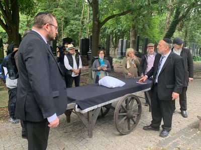 העצמות הובאו לקבורה, הבוקר