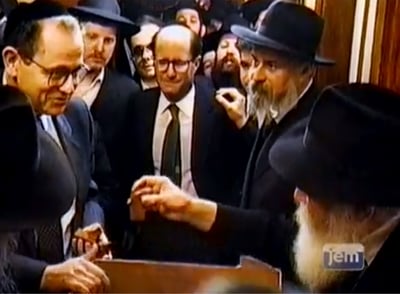 הרבי בערב כיפור: "אני צריך להזכיר לך על אשתך?"